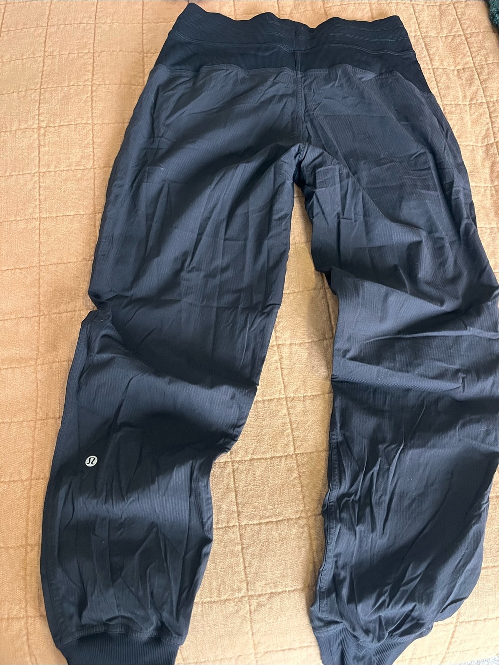 lululemon women’s black Joggers